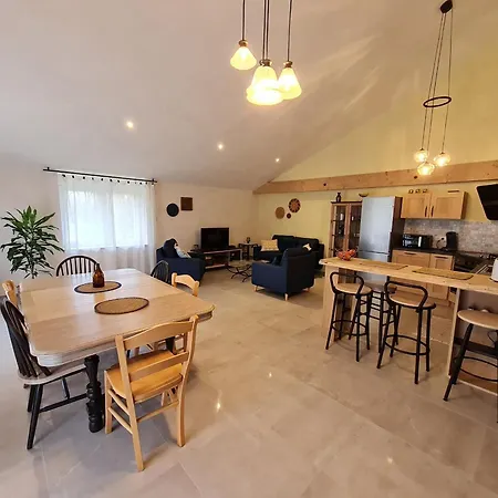 Renove Avec Terrasse Et Parking En Campagne - Fr-1-584-397