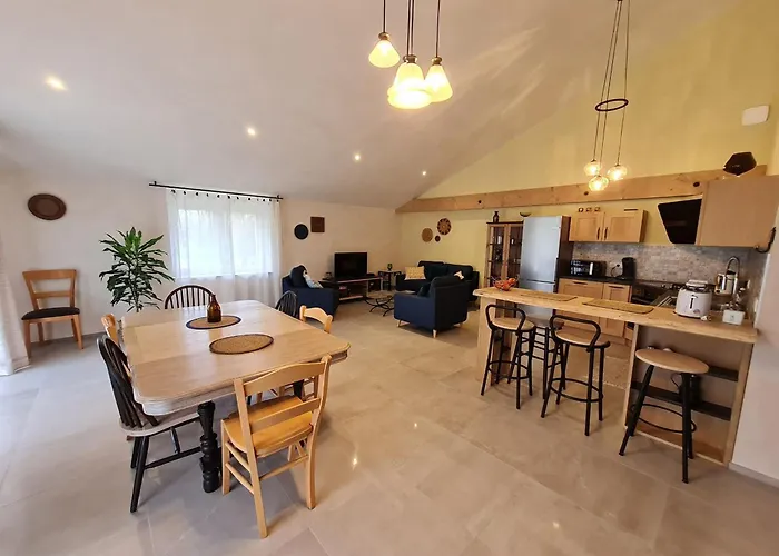 Renove Avec Terrasse Et Parking En Campagne - Fr-1-584-397