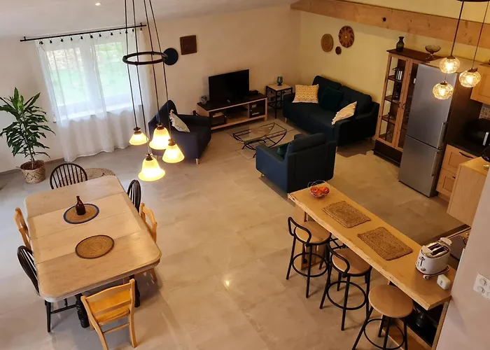 Renove Avec Terrasse Et Parking En Campagne - Fr-1-584-397